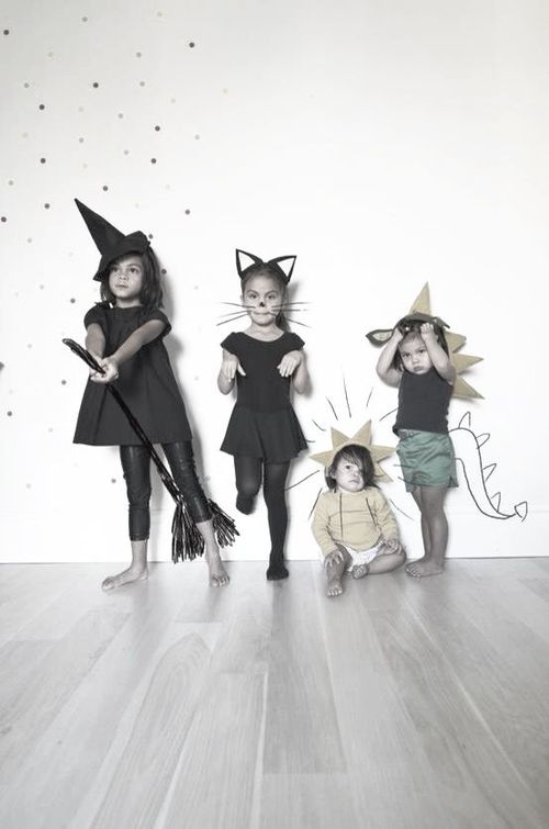 Die kleine bekleidete Kinder in Halloween