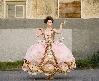 Brautkleid aus Kaffeefilter und Teebeutel