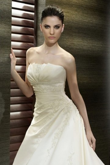 Elegant-Trägerlos-Ivory-Brautkleid-Persunkleid